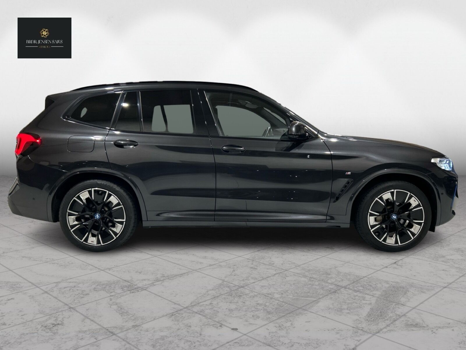 Grå BMW iX3 fra 2024