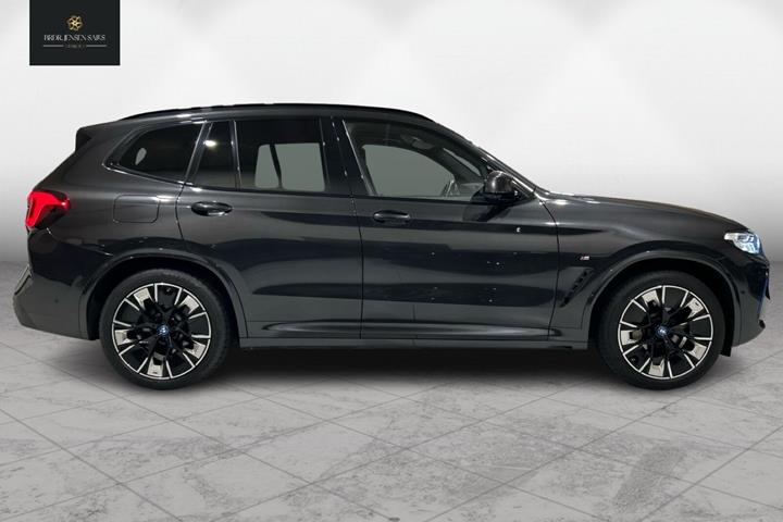 Grå BMW iX3 fra 2024