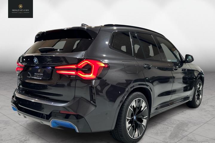 Grå BMW iX3 fra 2024