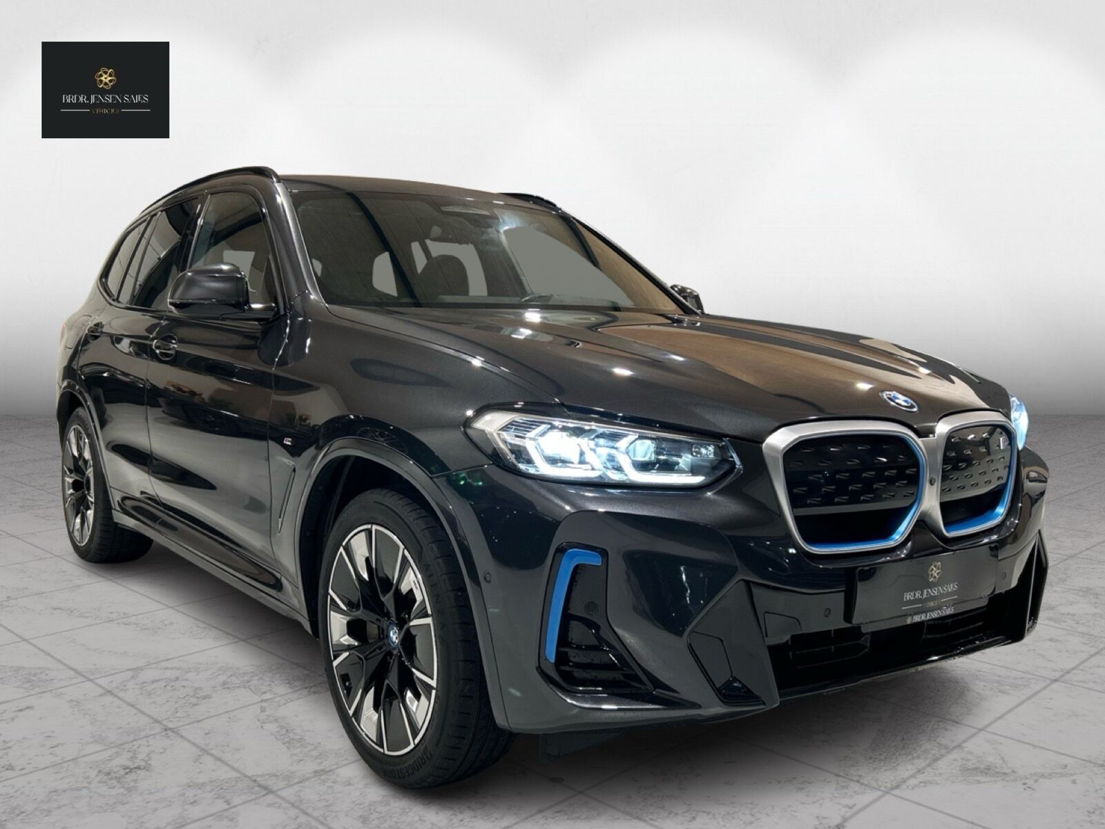 Grå BMW iX3 fra 2024 set udefra