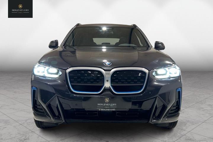 Grå BMW iX3 fra 2024