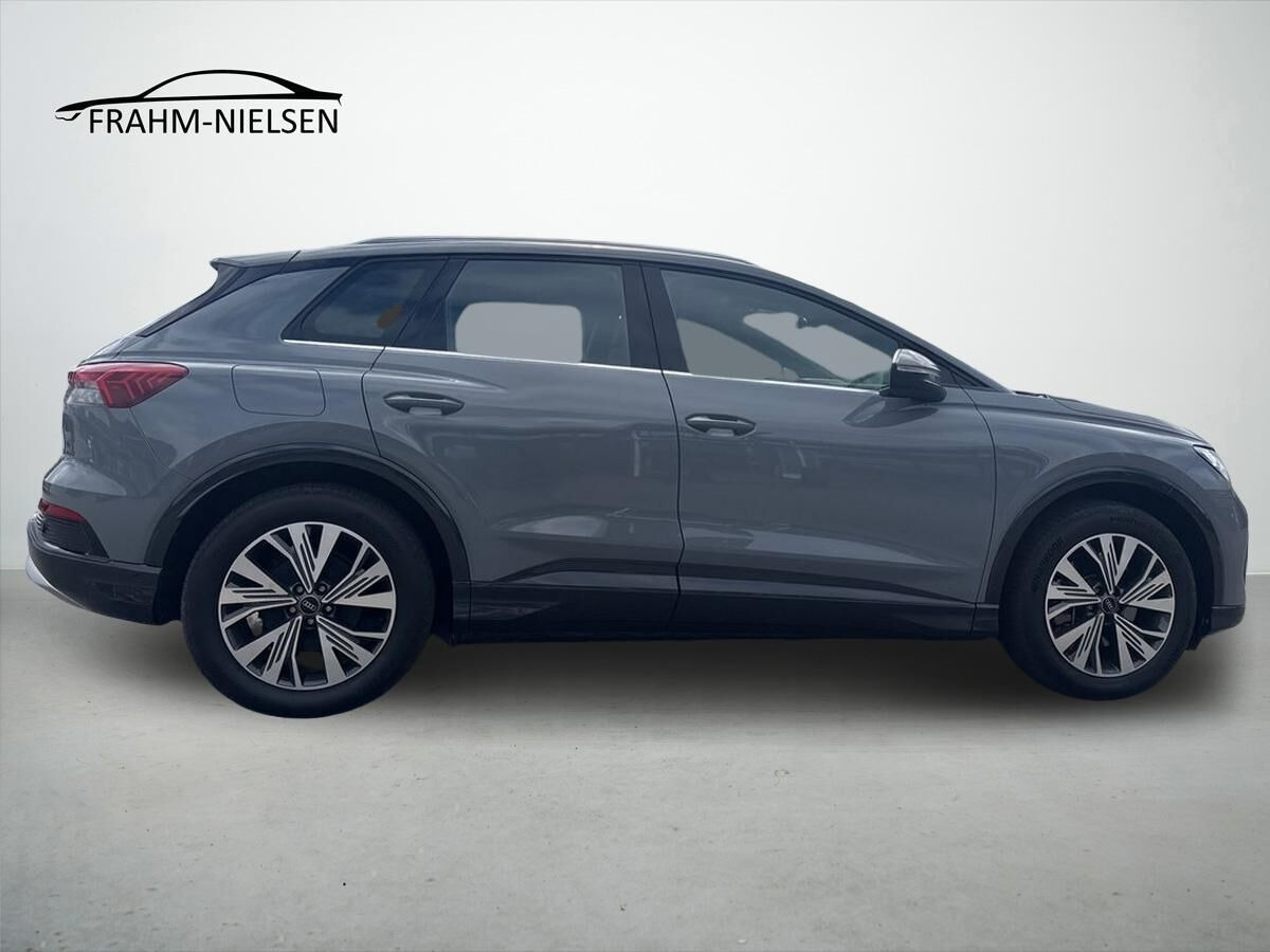 Grå Audi Q4 fra 2025