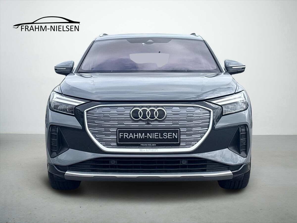 Grå Audi Q4 fra 2025