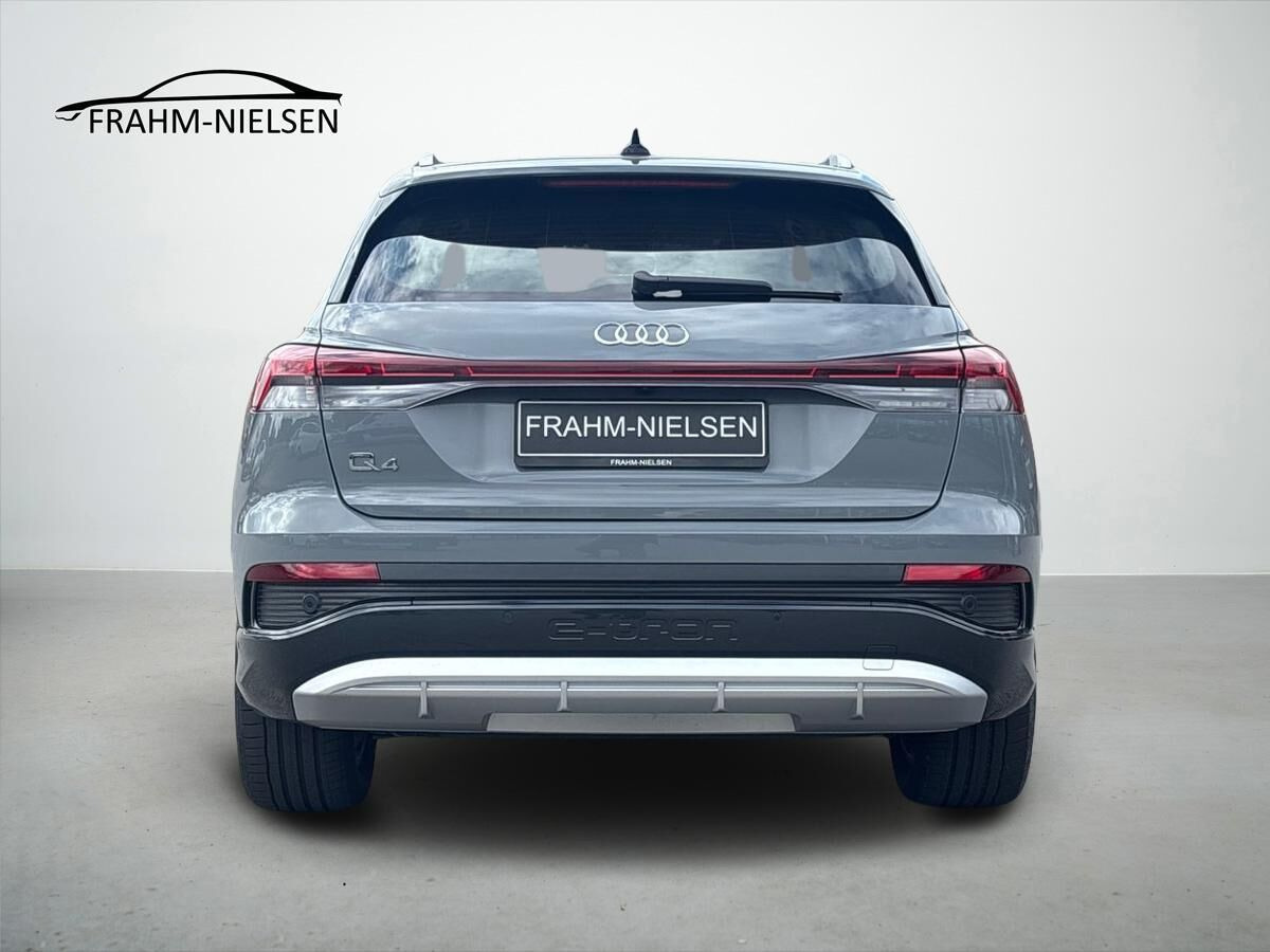 Grå Audi Q4 fra 2025