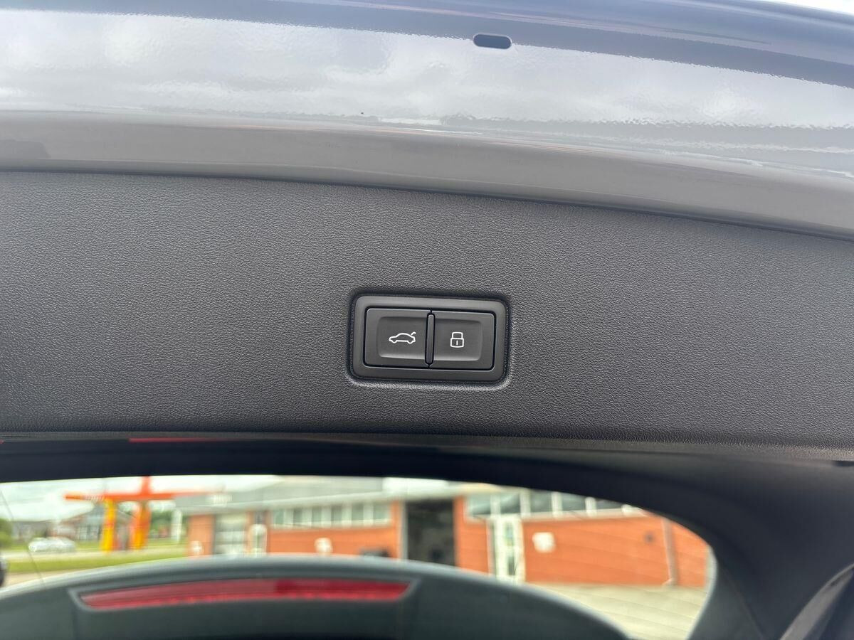 Grå Audi Q4 fra 2025