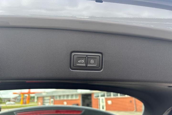 Grå Audi Q4 fra 2025