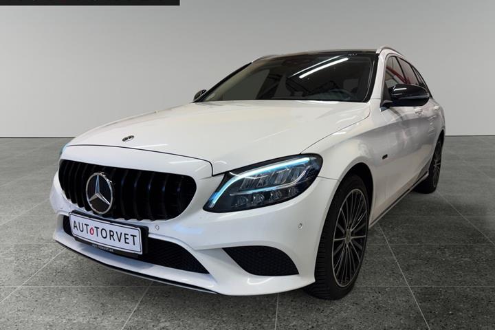 Hvid Mercedes C300 de fra 2020 set udefra