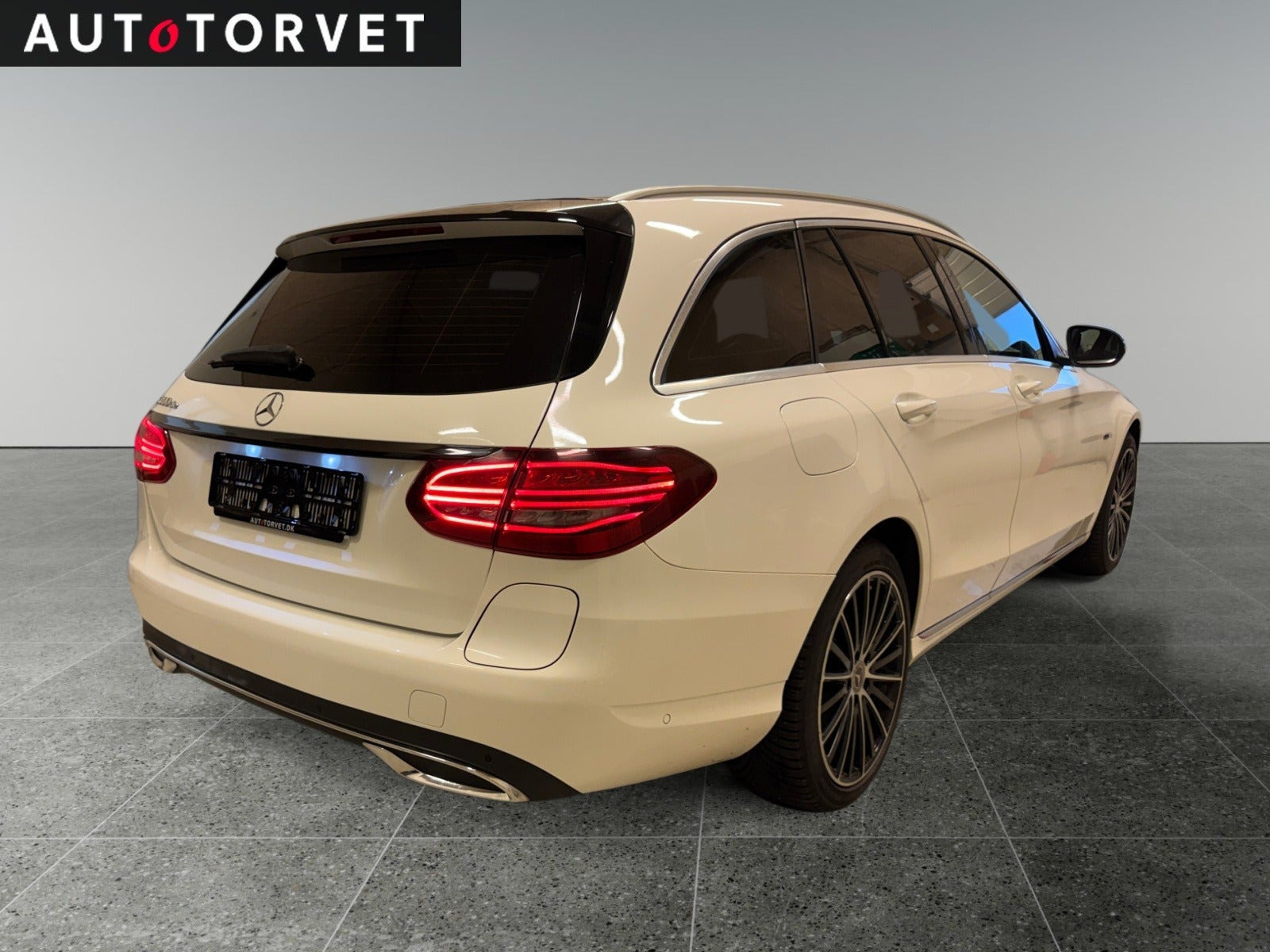 Hvid Mercedes C300 de fra 2020