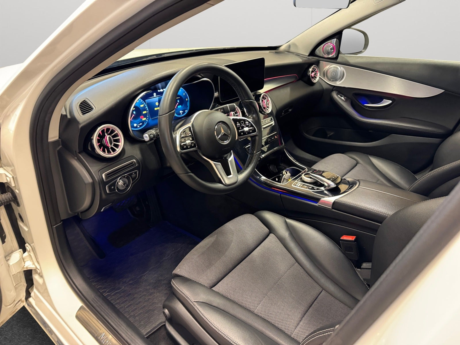 Hvid Mercedes C300 de fra 2020