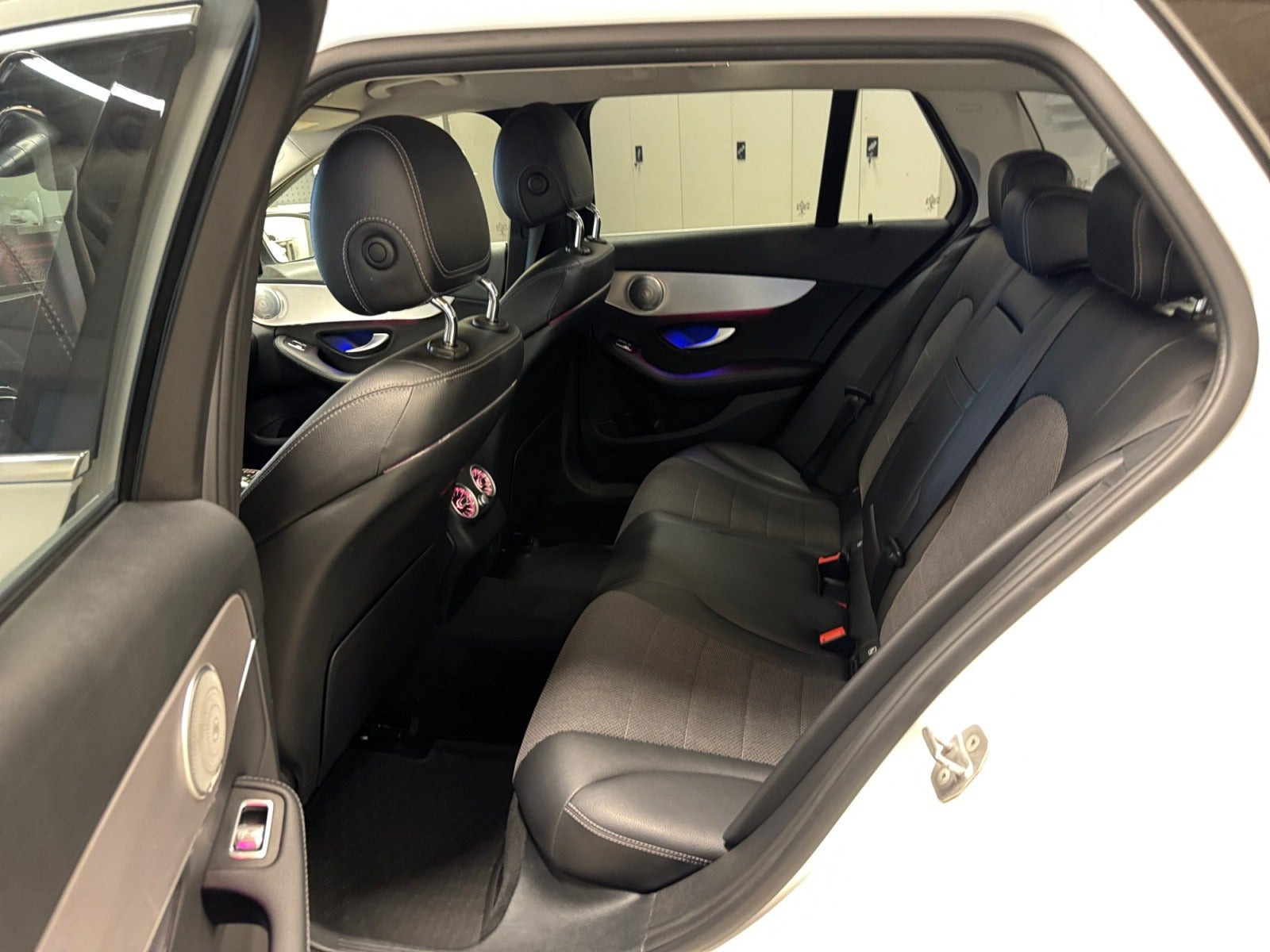 Hvid Mercedes C300 de fra 2020