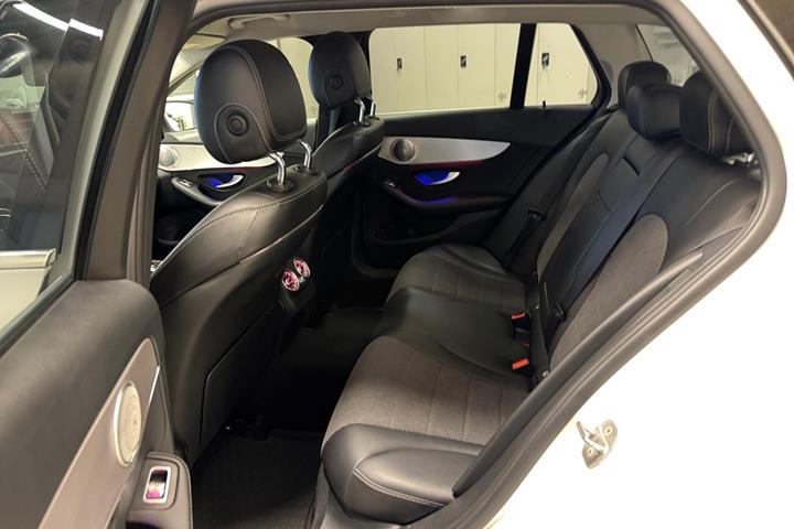 Hvid Mercedes C300 de fra 2020