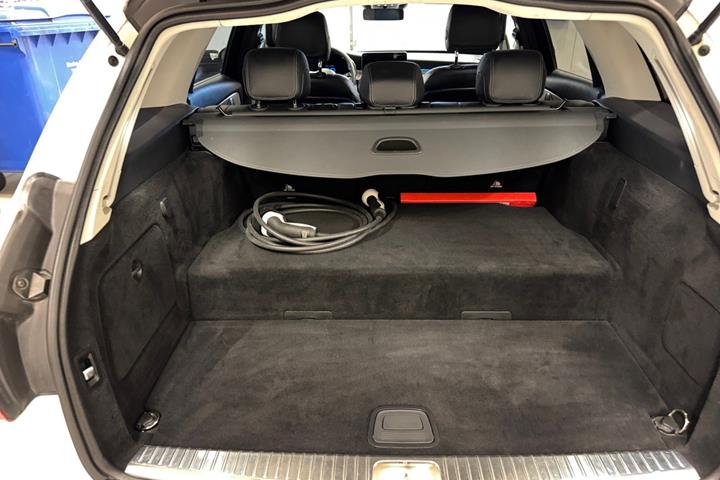Hvid Mercedes C300 de fra 2020