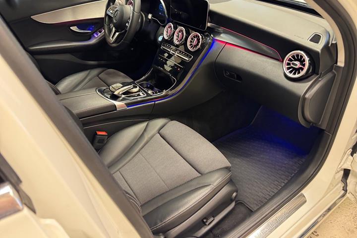 Hvid Mercedes C300 de fra 2020