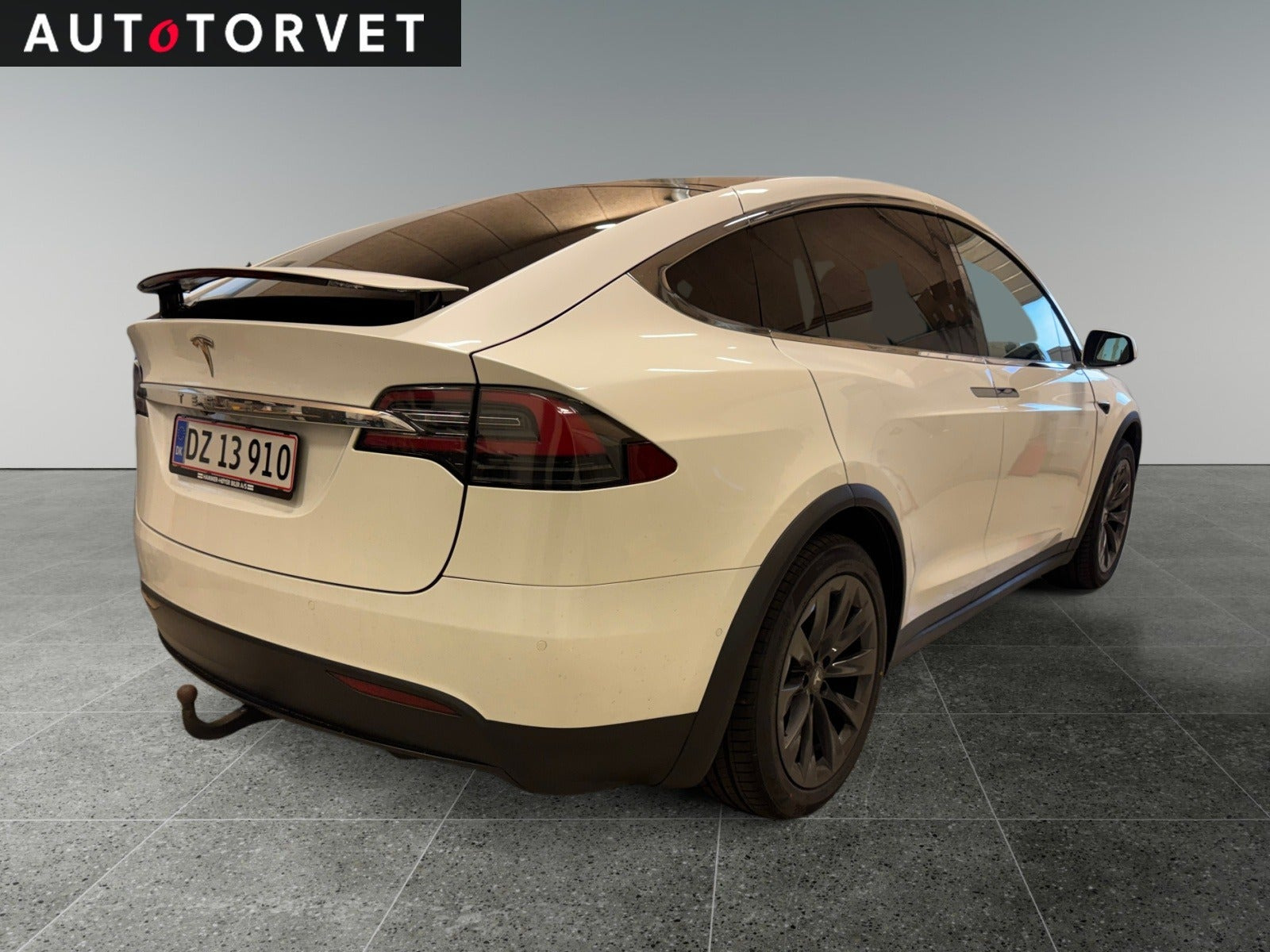 Hvid Tesla Model X fra 2019