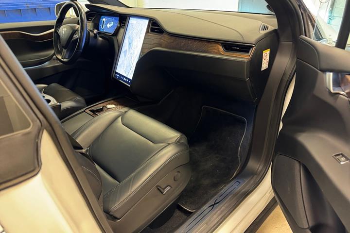 Hvid Tesla Model X fra 2019