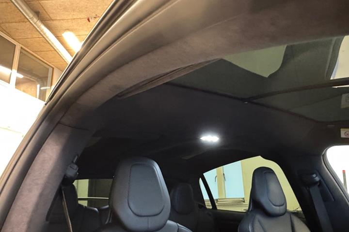 Hvid Tesla Model X fra 2019