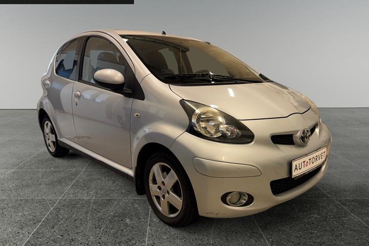 Sølv Toyota Aygo fra 2010