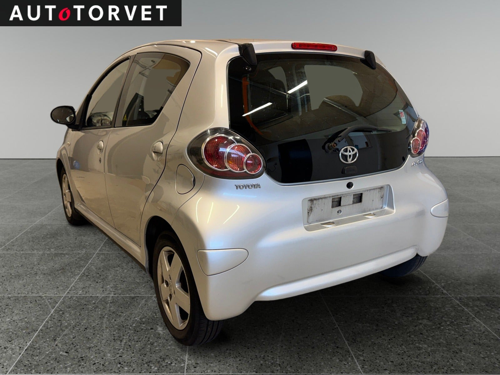 Sølv Toyota Aygo fra 2010