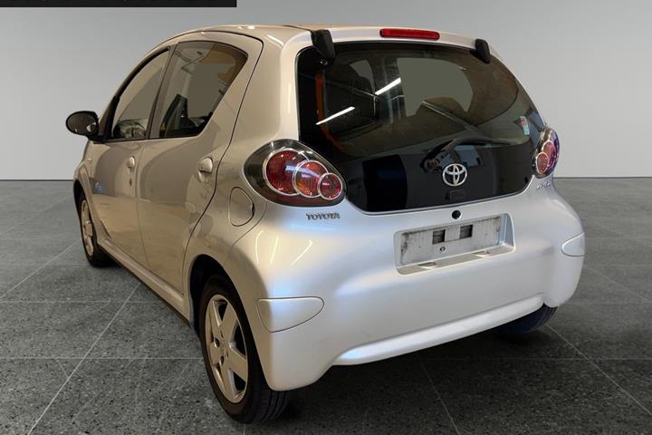 Sølv Toyota Aygo fra 2010