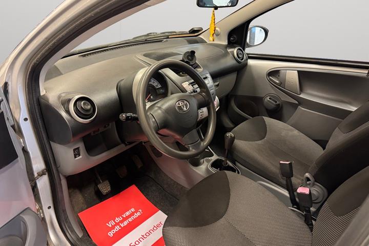 Sølv Toyota Aygo fra 2010