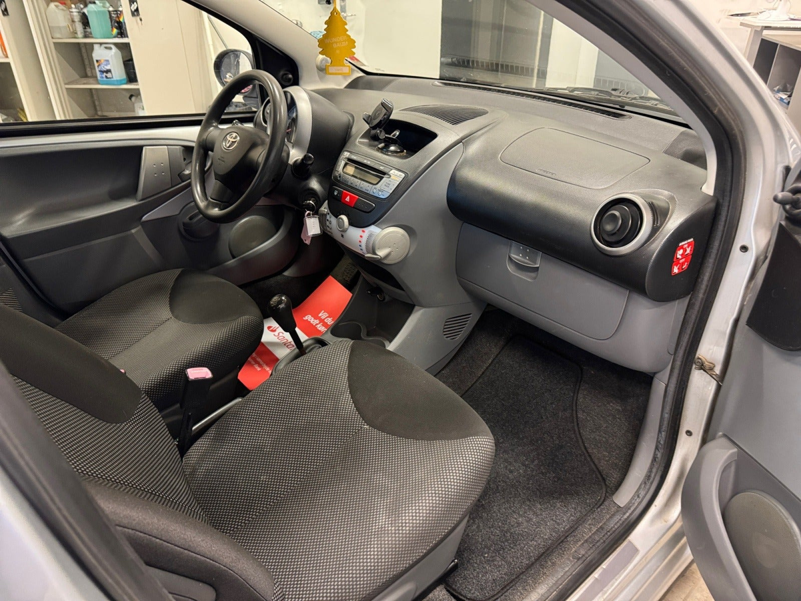 Sølv Toyota Aygo fra 2010