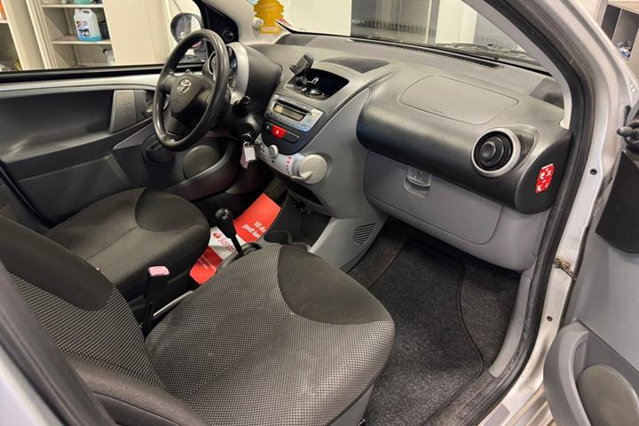 Sølv Toyota Aygo fra 2010