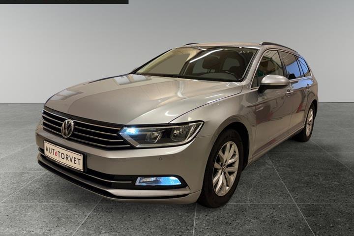 Sølv VW Passat fra 2018 set udefra