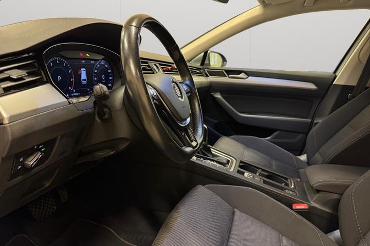 Sølv VW Passat fra 2018