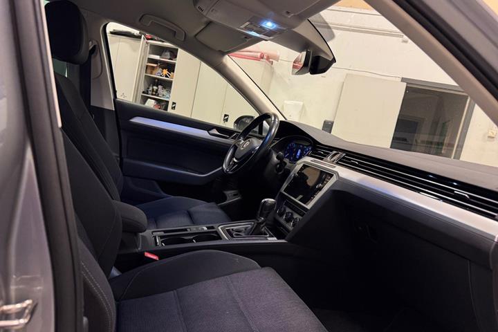Sølv VW Passat fra 2018