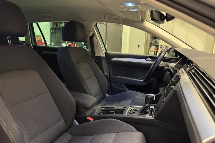 Sølv VW Passat fra 2018