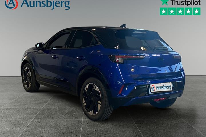 Blå Opel Mokka-e fra 2025
