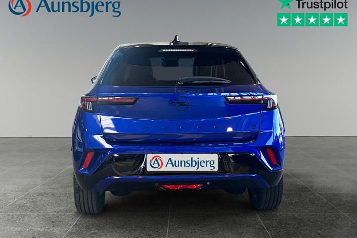 Blå Opel Mokka-e fra 2025
