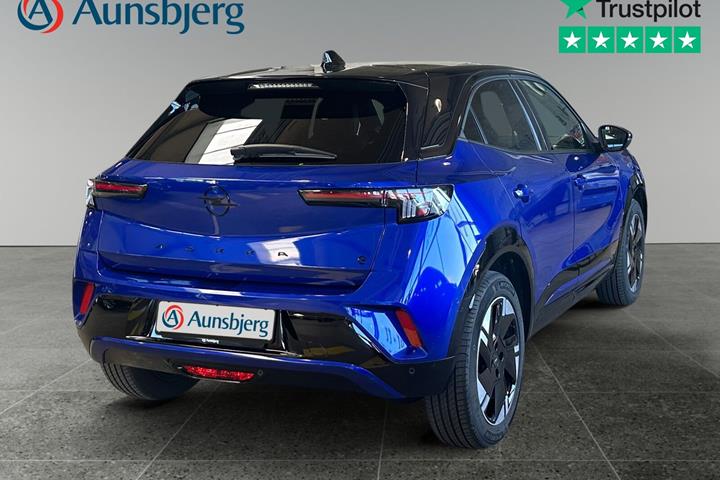 Blå Opel Mokka-e fra 2025