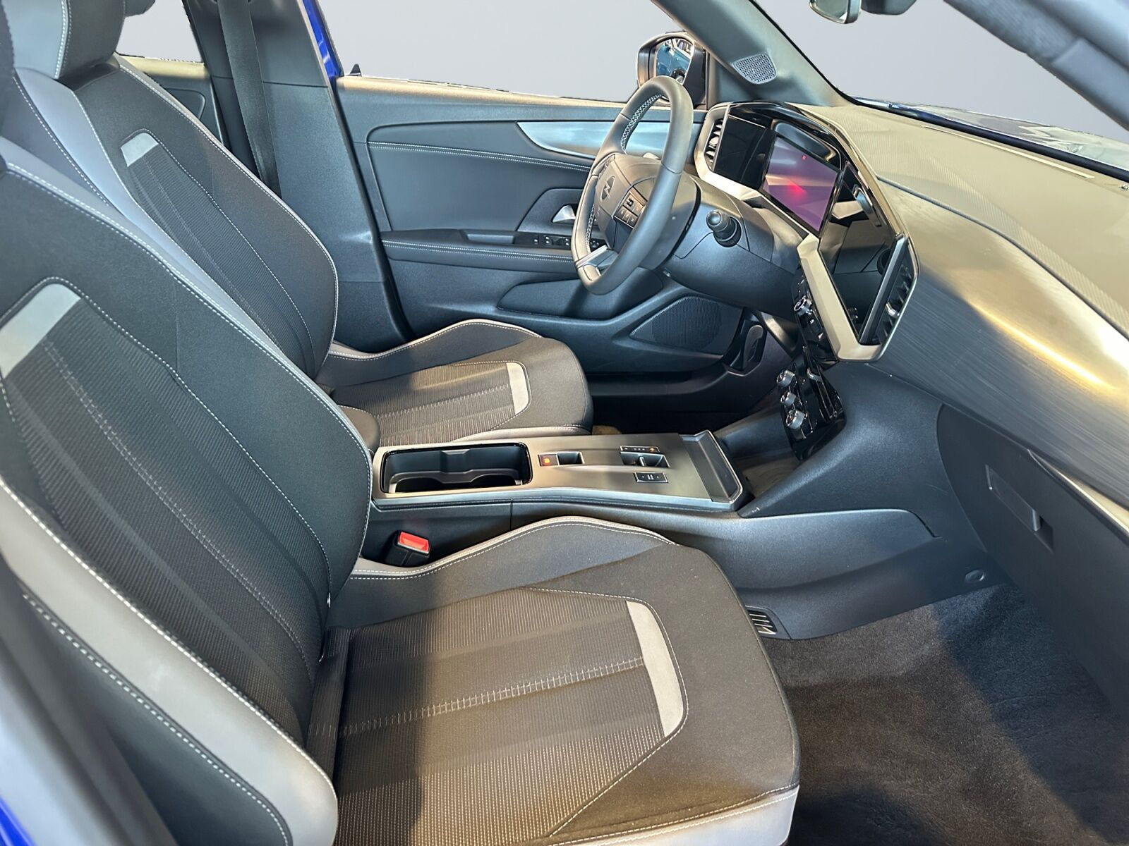 Blå Opel Mokka-e fra 2025