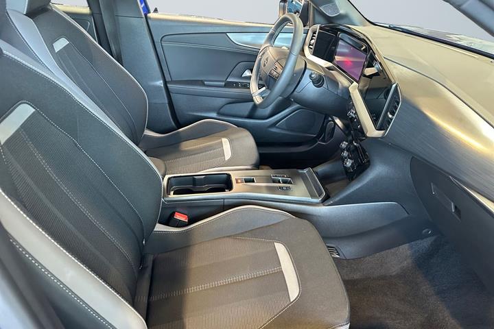 Blå Opel Mokka-e fra 2025