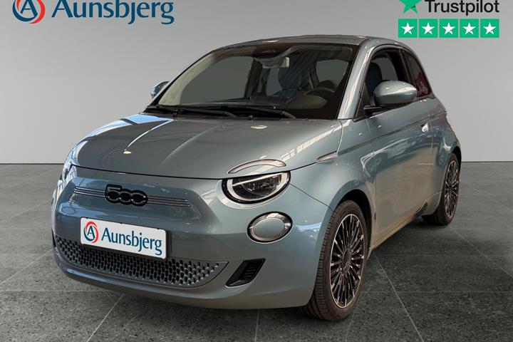 Blå Fiat 500e fra 2022 set udefra