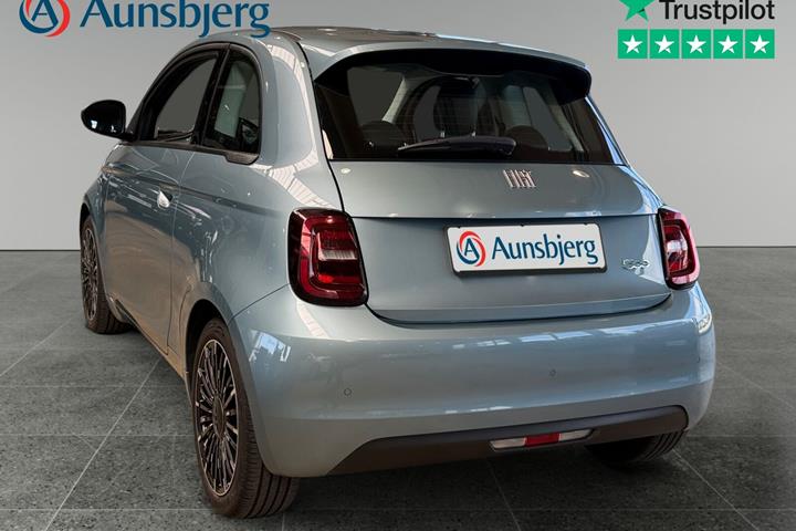 Blå Fiat 500e fra 2022