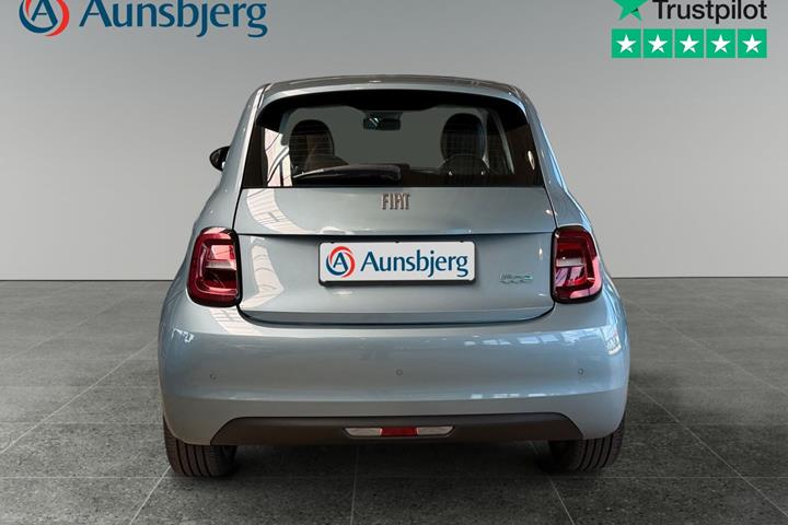 Blå Fiat 500e fra 2022