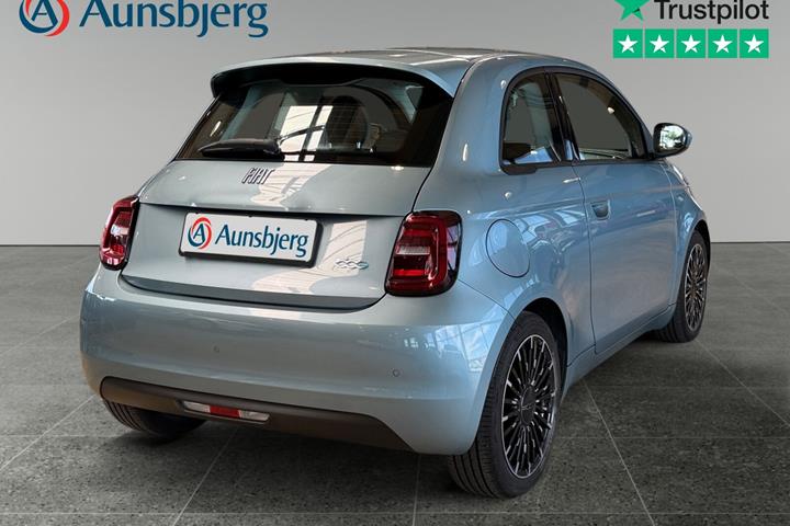 Blå Fiat 500e fra 2022