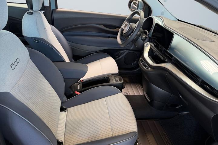 Blå Fiat 500e fra 2022