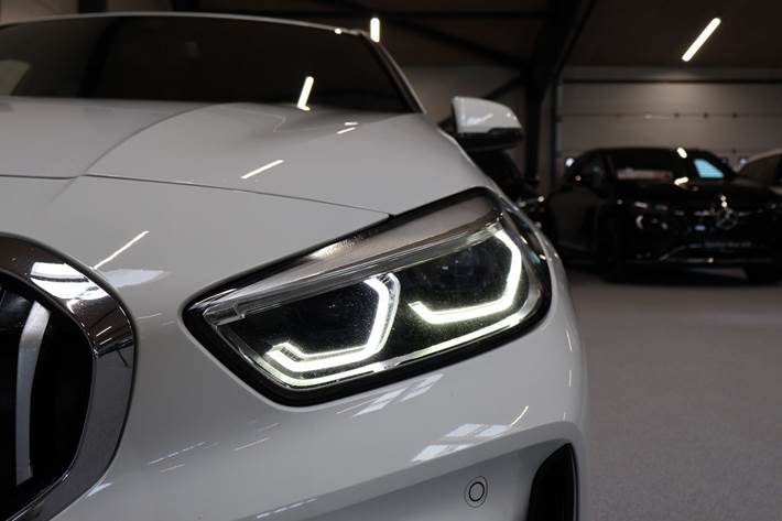 Hvid BMW 120d fra 2021