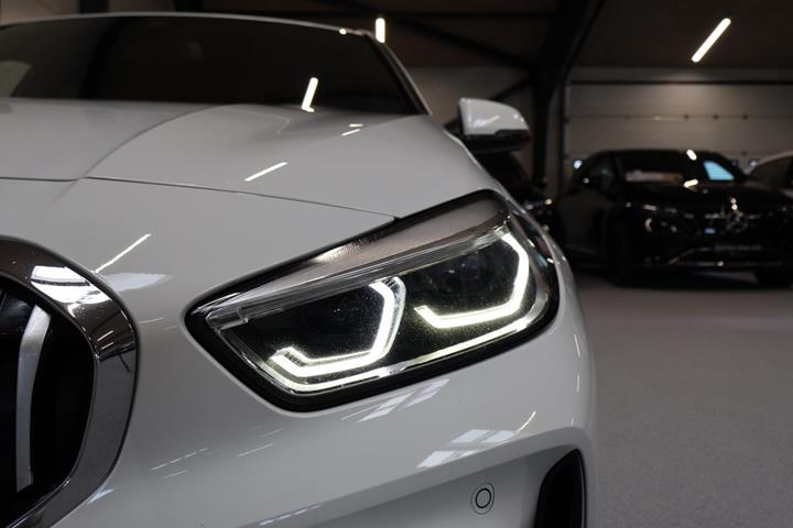 Hvid BMW 120d fra 2021