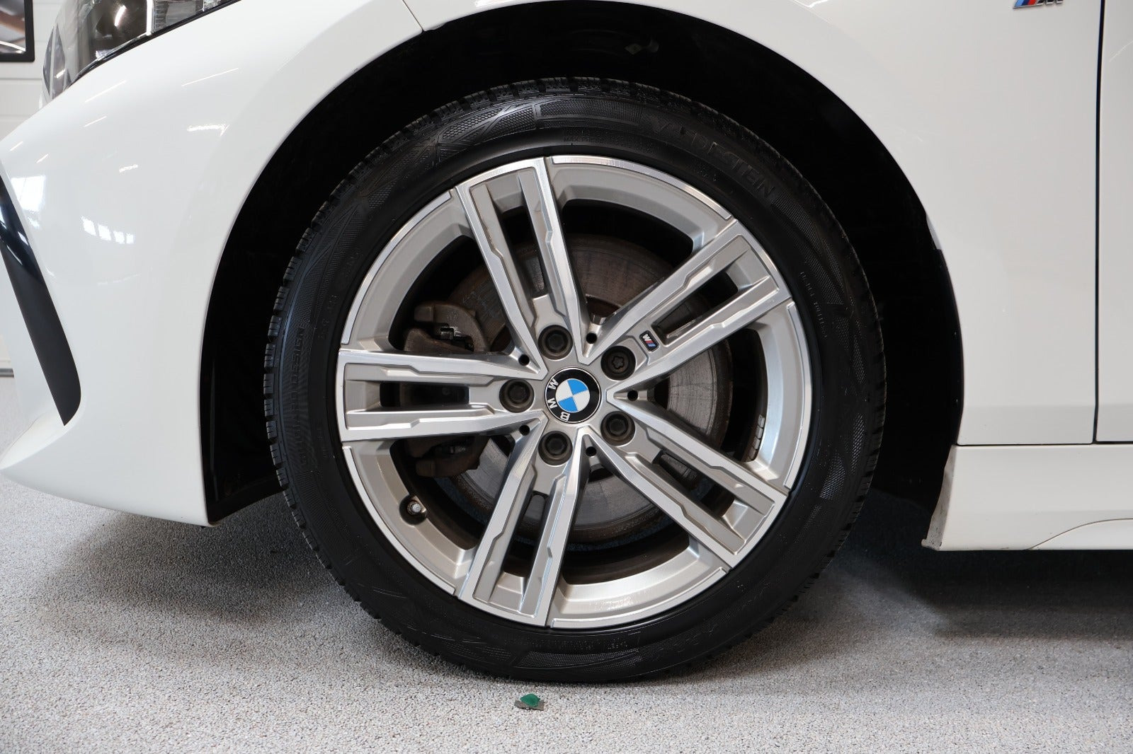 Hvid BMW 120d fra 2021