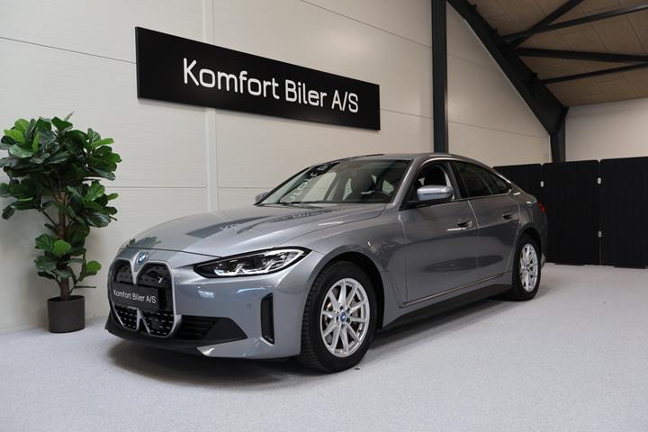 Grå BMW i4 fra 2022 set udefra