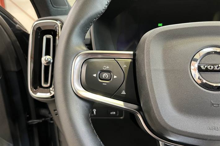Blå Volvo XC40 fra 2022
