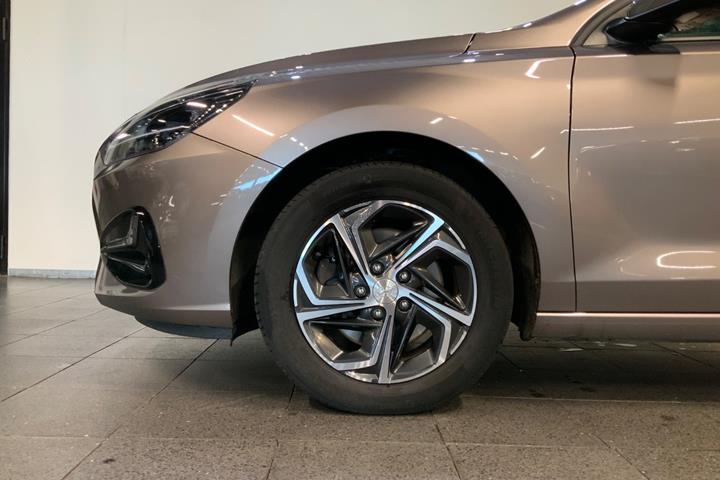 Grå Hyundai i30 fra 2022
