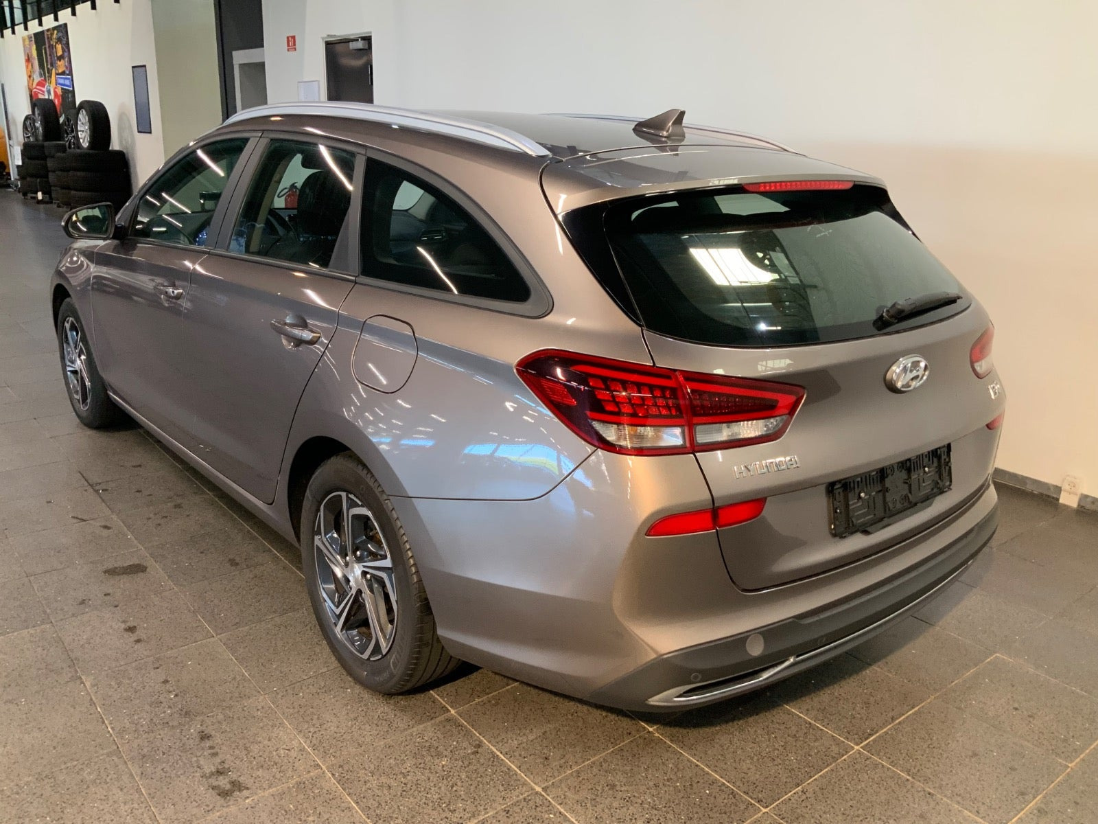Grå Hyundai i30 fra 2022