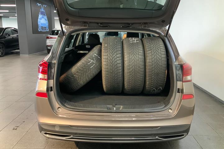 Grå Hyundai i30 fra 2022