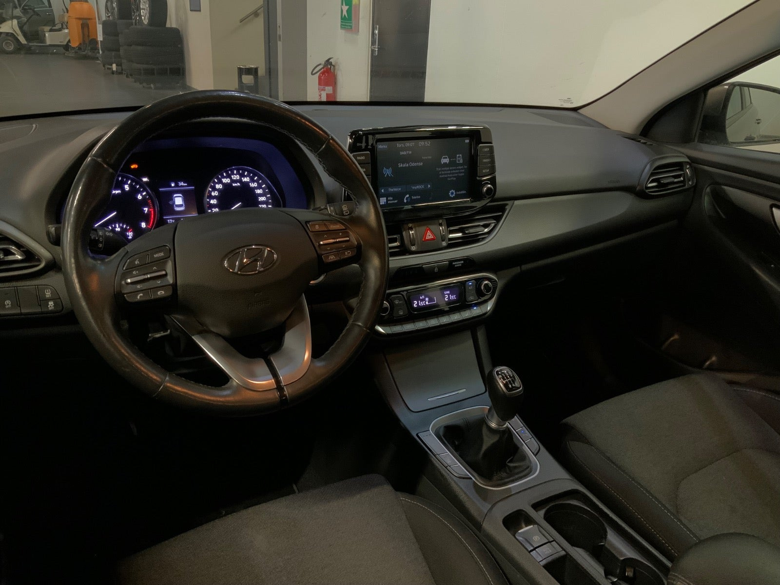Grå Hyundai i30 fra 2022
