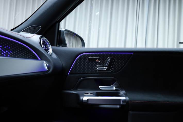 Grå Mercedes EQB250+ fra 2026